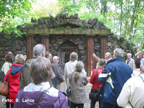 Unter einer fachkundigen Führung besichtigten wir auf einem ca. 3,2 km langen Rundweg den Schloßpark mit der "Ritterburg".